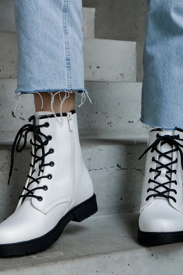 Weiße isolierte Stiefel...