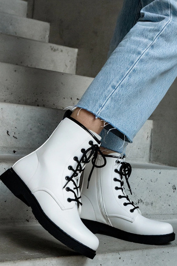 Hvide isolerede støvler... 2