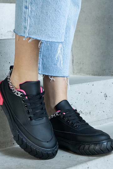 Schwarze Sneaker mit Kette...