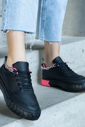 Schwarze Sneaker mit Kette... 2