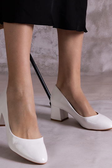 Linaka weiße Lackpumps mit Absatz 2