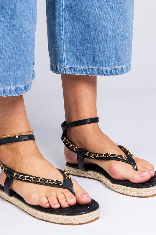 Zwarte sandalen versierd met ketting... Zwarte sandalen versierd met ketting...