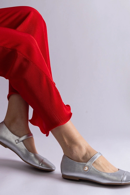 Silberne Ballerinas mit Lackspitze...