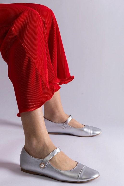 Silberne Ballerinas mit Lackspitze...