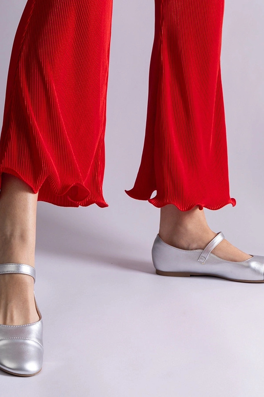 Silberne Ballerinas mit Lackspitze...