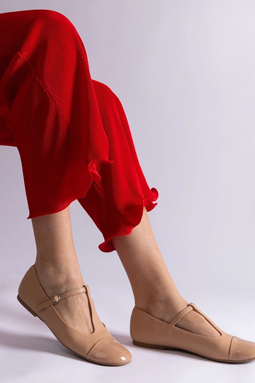Ballerines en cuir verni beige avec fermeture à boucle Gloriana