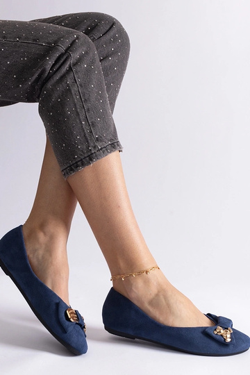 Marineblaue Ballerinas mit Schleife und Esdras-Brosche verziert
