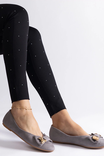 Graue Ballerinas mit Schleife und Esdras-Brosche verziert