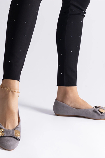 Graue Ballerinas mit Schleife und Esdras-Brosche verziert 2