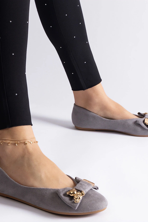 Ballerines grises ornées d'un noeud...