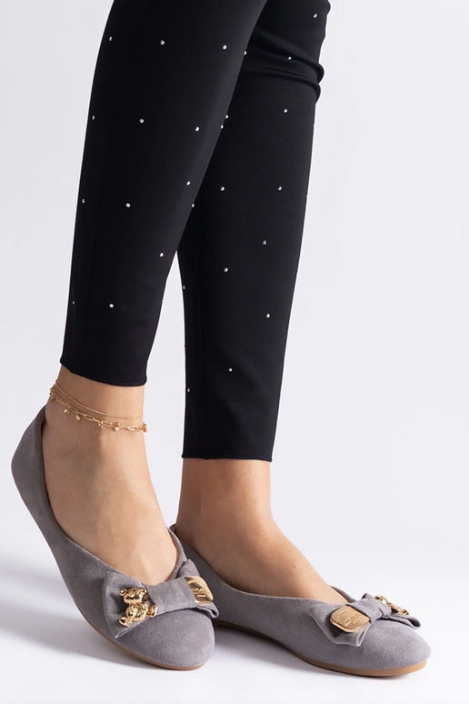 Ballerines grises ornées d'un noeud...