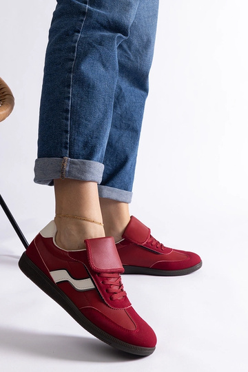 Rode lage vetersneakers...