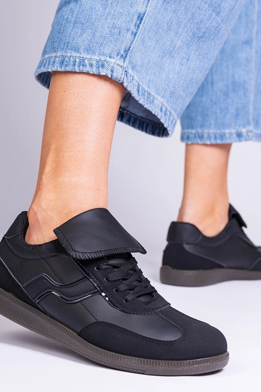 Schwarze flache Damen-Sneaker mit... Schwarze flache Damen-Sneaker mit...