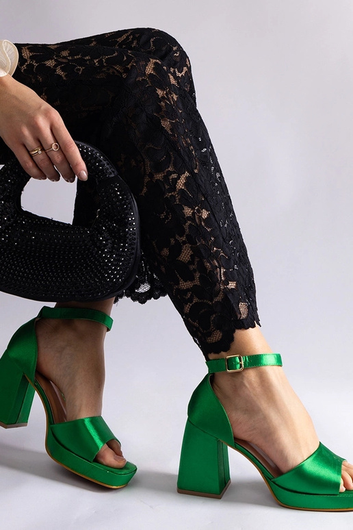 Sandales à talons épais en satin vert... Sandales à talons épais en satin vert...