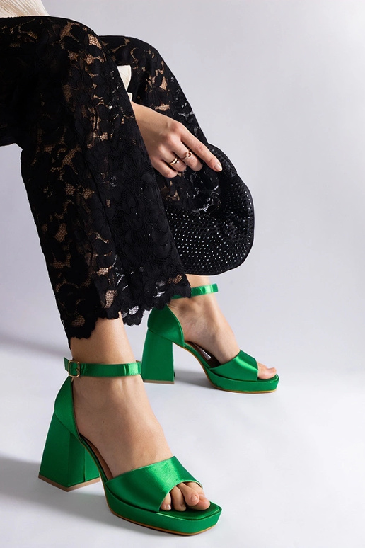 Grüne Satin-Sandalen mit dickem... Grüne Satin-Sandalen mit dickem...