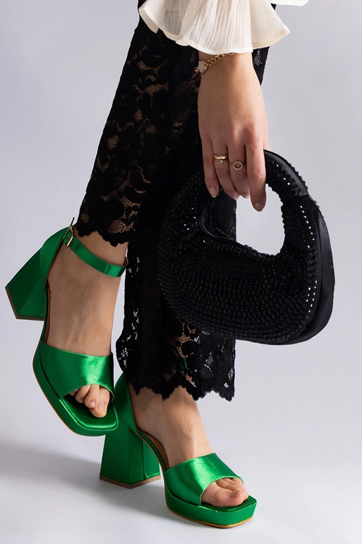 Sandales à talons épais en satin vert... Sandales à talons épais en satin vert...