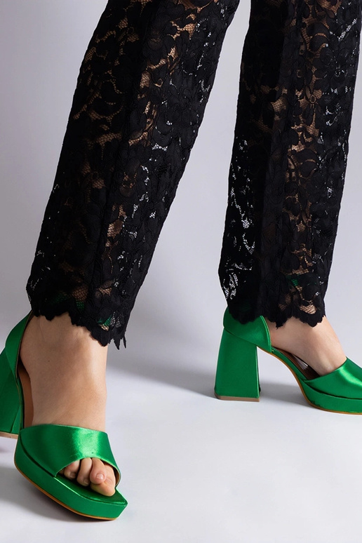 Sandales à talons épais en satin vert... Sandales à talons épais en satin vert...