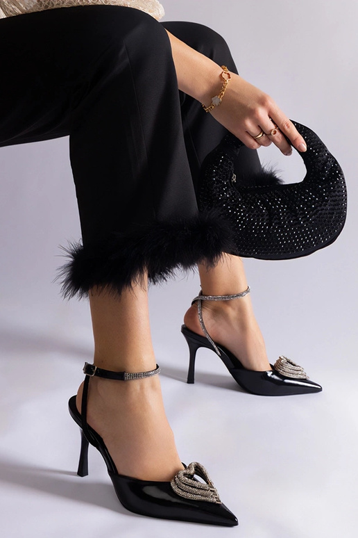 Zwarte hakken met open hiel versierd...