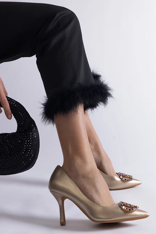 Guld hæle dekoreret med farverige...