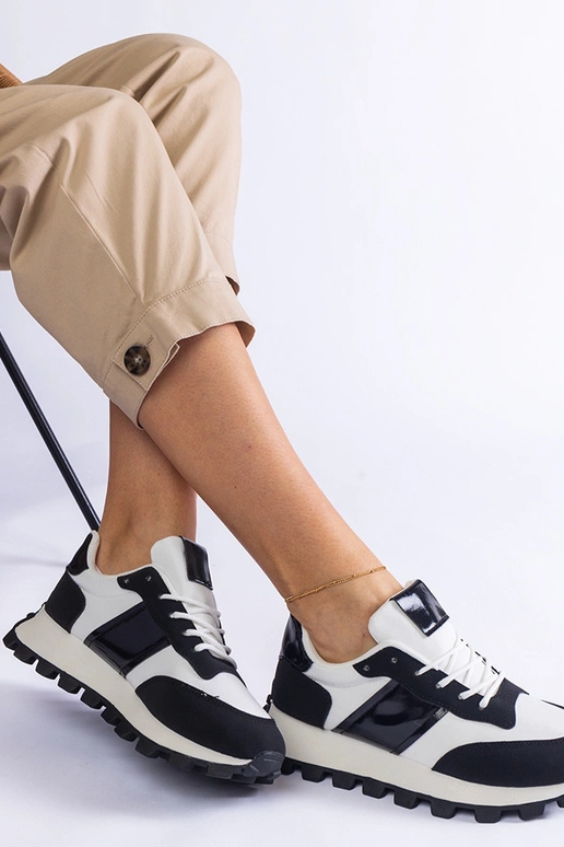 Sorte sneakers med synlig...