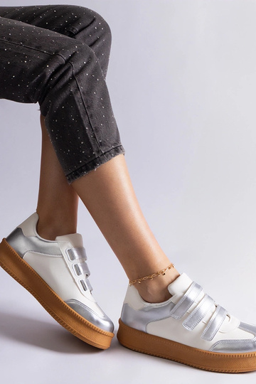 Silberne Sneakers mit...