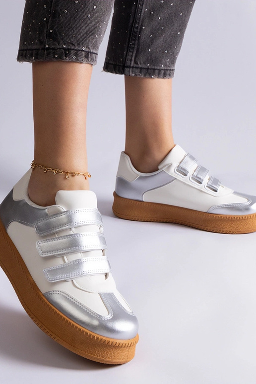 Silberne Sneakers mit Klettverschluss...