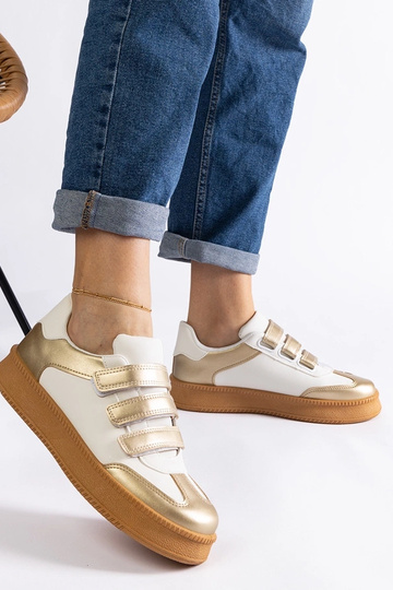 Goldene Sneakers mit... 2