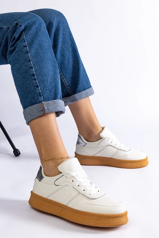 Weiße Schnürsneaker auf der...