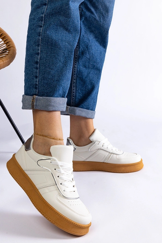 Weiße Schnürsneaker auf der...