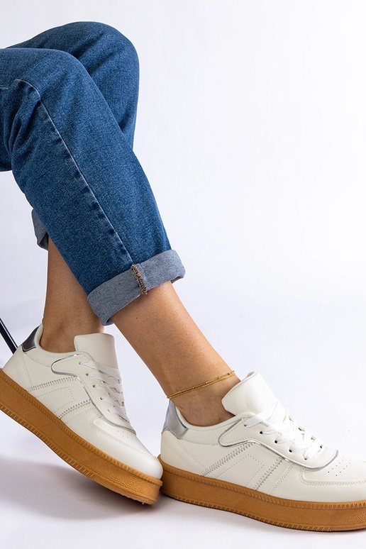 Weiße Schnürsneaker auf der...