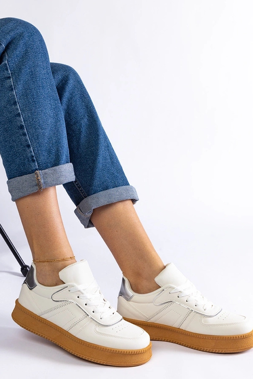 Weiße Schnürsneaker auf der...