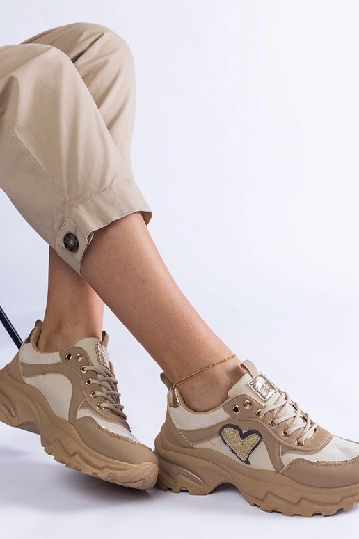 Martinez‘ braune Plateau-Sneaker mit...