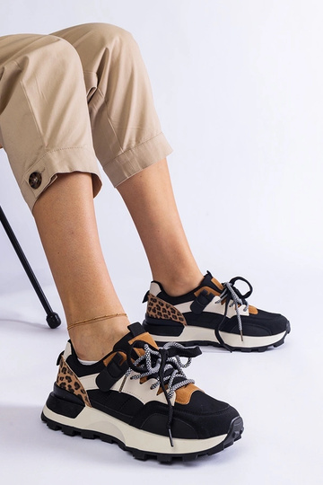 Schwarze Sneakers mit...