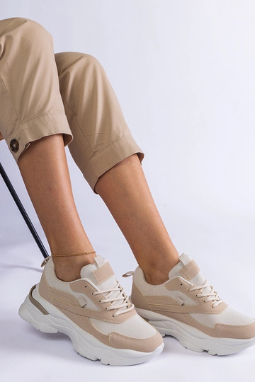 Beige Sneaker mit dickerer...