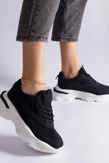 Sorte sneakers med en tykkere sål Guerrera