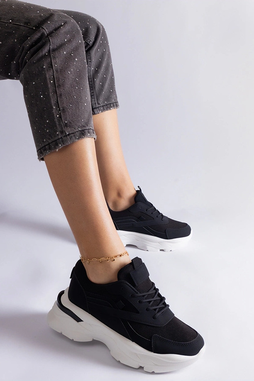 Schwarze Sneaker mit dickerer Sohle... Schwarze Sneaker mit dickerer Sohle...