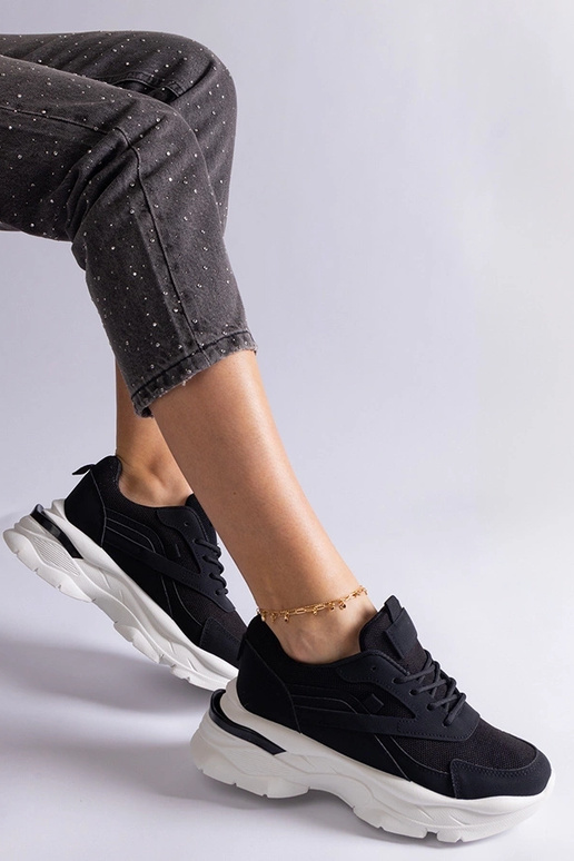 Schwarze Sneaker mit dickerer Sohle... Schwarze Sneaker mit dickerer Sohle...