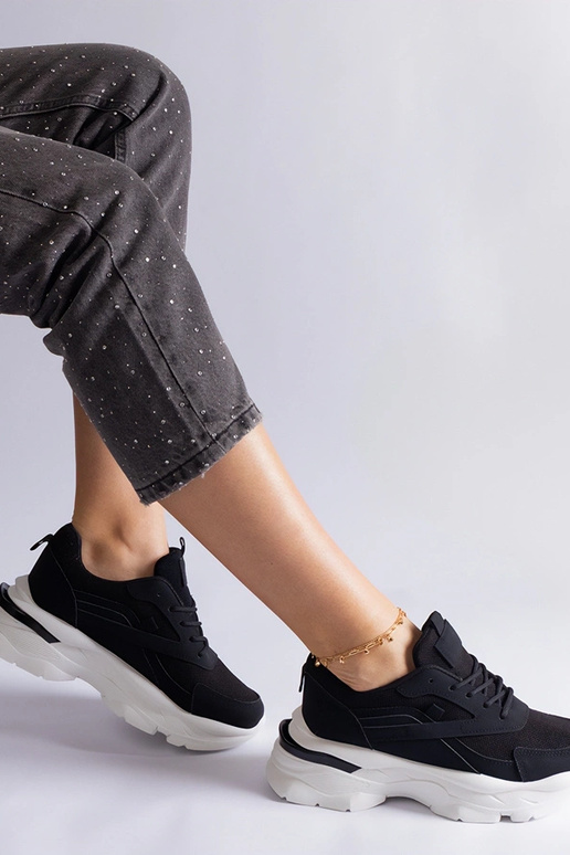 Schwarze Sneaker mit dickerer Sohle... Schwarze Sneaker mit dickerer Sohle...