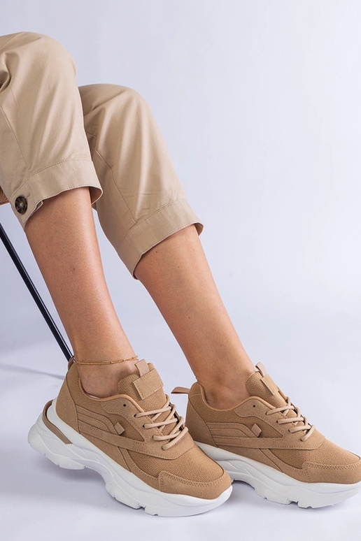 Brune sneakers med en tykkere sål...