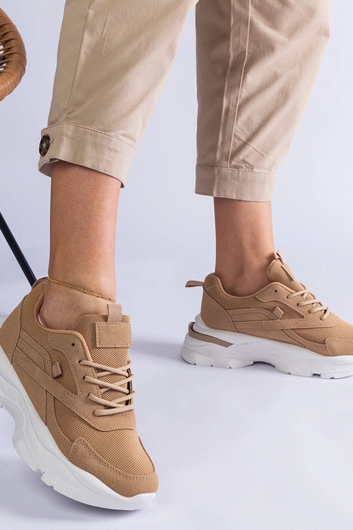 Brune sneakers med en tykkere sål...