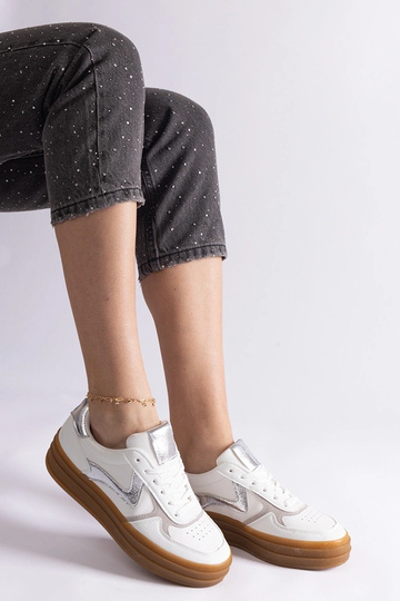 Weiße und silberne Sneaker...