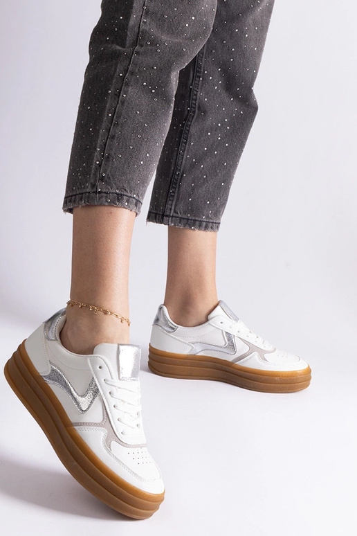 Weiße und silberne Sneaker mit...