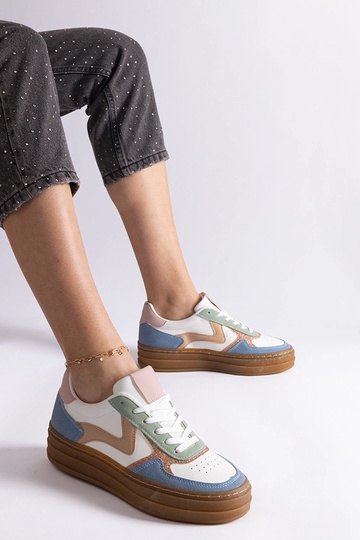 Baskets bleues avec semelle...