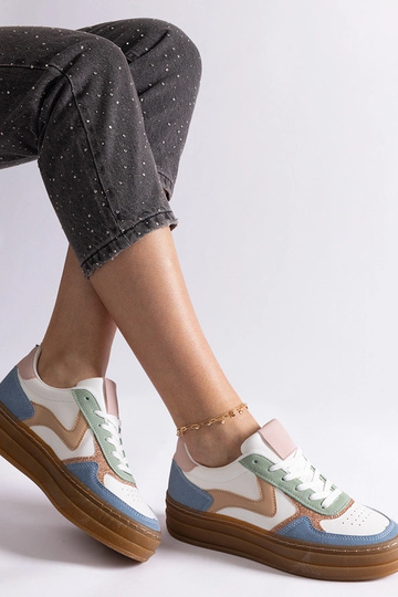 Baskets bleues avec semelle... 2