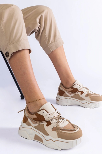Braune Sneakers verziert...