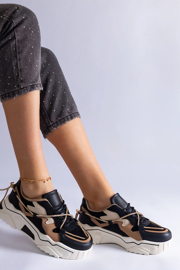 Sorte sneakers dekoreret med Valdez zirkonsnor