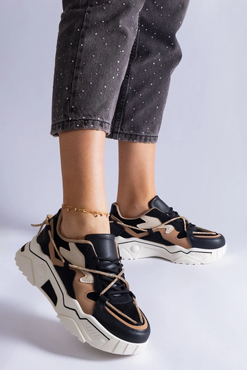Schwarze Sneakers verziert mit Valdez Zirkonschnur 2