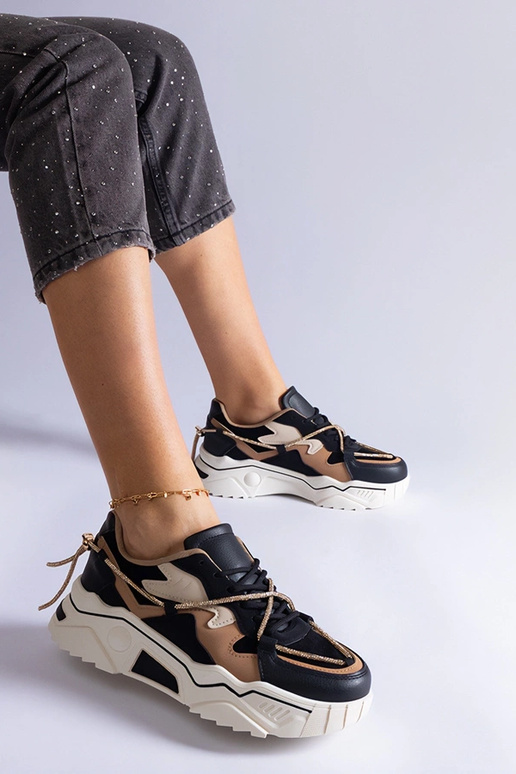 Sorte sneakers dekoreret med Valdez...