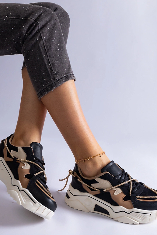 Sorte sneakers dekoreret med Valdez...