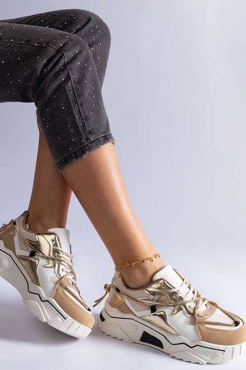 Baskets beiges ornées d'un...